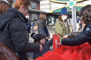 花市で福袋を求めて並ぶ人の写真