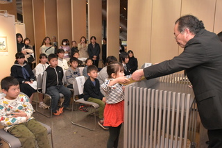 版画コンクール表彰状授与の写真 版画コンクール表彰状授与の写真