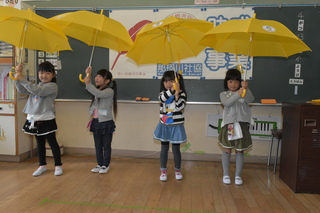 交通安全傘をさす馬頭東小1年生の写真