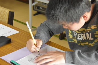 写経をしている人の写真