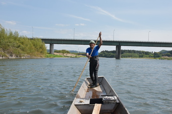 舟をこぐ船頭の写真
