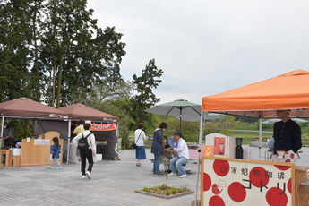 広場に露店が並ぶ写真