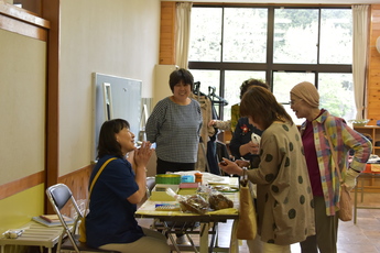 談笑する女性たちの写真