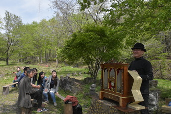 手回しオルガンを演奏している写真