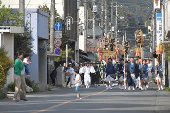 たけのこ祭り(神輿が馬頭商店街を練り歩いている写真)