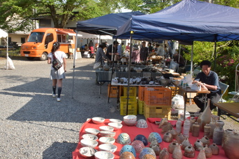 小砂陶器市(屋外のテント内に様々な陶器が並ぶ写真)