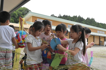 ひばり認定こども園年長児が七夕の飾り付けをする写真