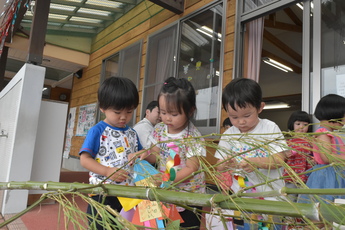 ひばり認定こども園年少児が七夕の飾り付けをする写真