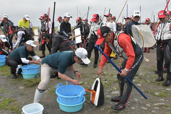 おとり鮎を受け取っている写真