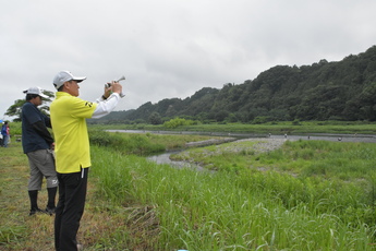 協議会長が協議開始のホーンを鳴らす写真