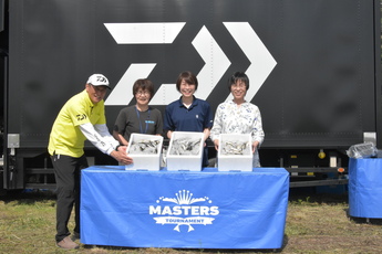 釣り上げた鮎を福祉施設へ寄贈する写真