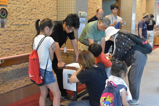 避難訓練で避難所に署名する住民の写真