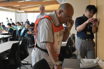 避難訓練で知事からの電話を受ける町長の写真