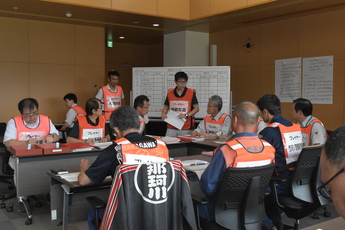 避難訓練で設置された災害対策本部の写真