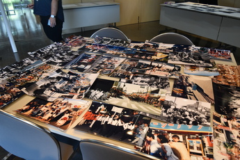 集められた馬頭商店街七夕祭りの写真の数々を撮影した写真