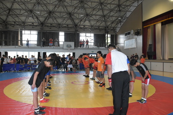 試合開始前に互いに礼をする選手たちの写真