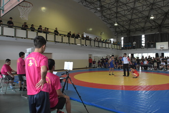 大会運営を補助する馬頭高校レスリング部の生徒らの写真