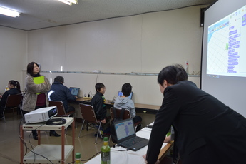プログラミング教室で説明を聞いている写真