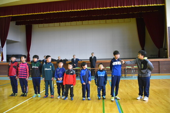 スポーツ少年団新年交流会で団員が今年の抱負を発表している写真