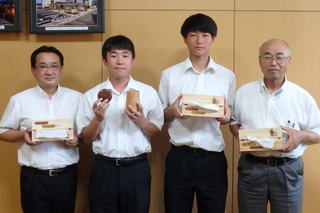 事業報告に訪れた宇都宮工業高校学長と生徒、福島町長の写真