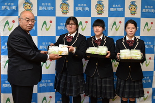 馬頭高校生から福島町長へシトラスリボンストラップを手渡している写真