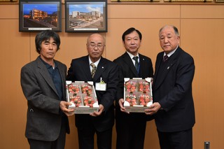 いちご寄贈の写真