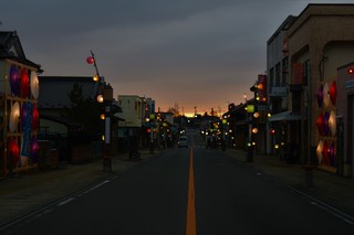 ライトアップされた商店街の写真