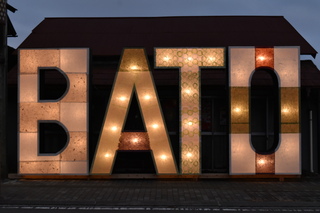 馬頭商店街「飯塚邸・光のイベント」に設置されたBATOのライトアップの写真