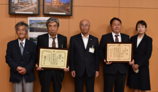 受賞者と町長の集合写真