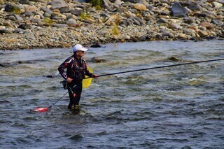 アユ釣りをする男性の写真