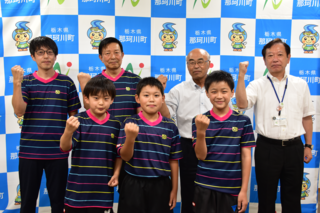 小川卓球スポーツ少年団の皆さんと町長の集合写真