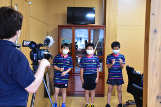 ケーブルテレビのインタビューを受ける3人の選手の写真 ケーブルテレビのインタビューを受ける3人の選手の写真