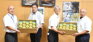 JAから梨「幸水」が贈呈された写真