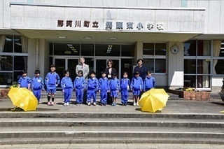 馬頭東小学校の新入生の写真