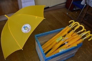 贈呈された傘の写真