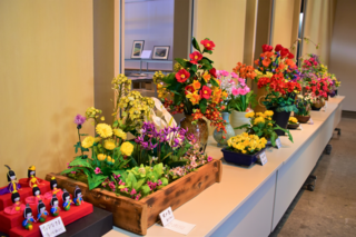 繭玉で作られた色鮮やかな花々の写真1