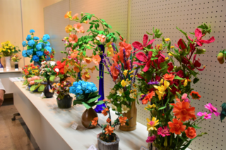繭玉で作られた色鮮やかな花々の写真1