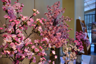繭玉で作られた木に咲く桃色の花の写真2
