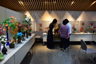 作品を鑑賞する来場者の写真