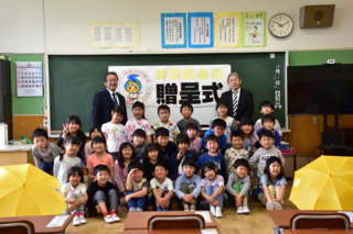 小川小学校の新入生たちの集合写真