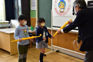 傘を贈呈されている代表児童の写真