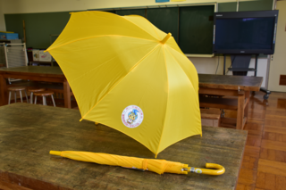 贈呈された黄色い傘の写真