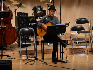 弾き語りをする男性の写真