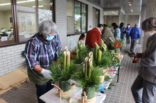 ミニ門松づくりをする参加者の写真