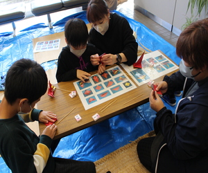 折り鶴を折る参加者たちの写真 折り鶴を折る参加者たちの写真