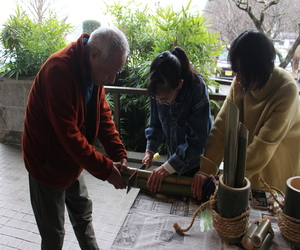 竹を切っている参加者の写真