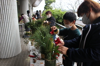 門松に飾りつけする参加者の写真