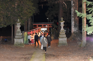 屋台が出ている三和神社の境内の写真