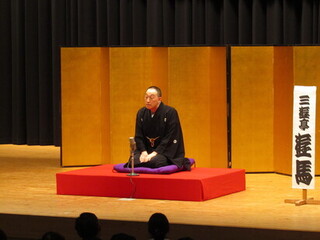 壇上の落語家の写真