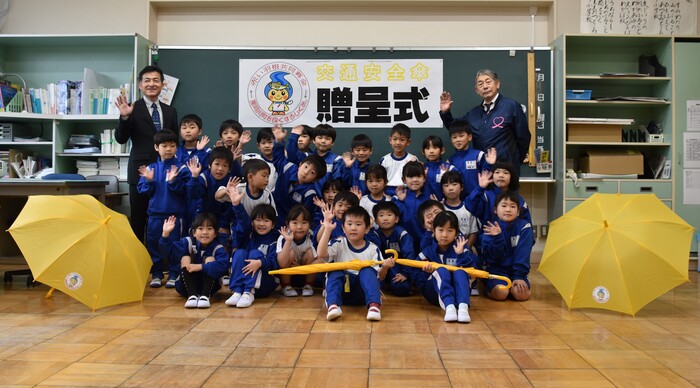 児童たち、担任、社会福祉協議会会長の集合写真